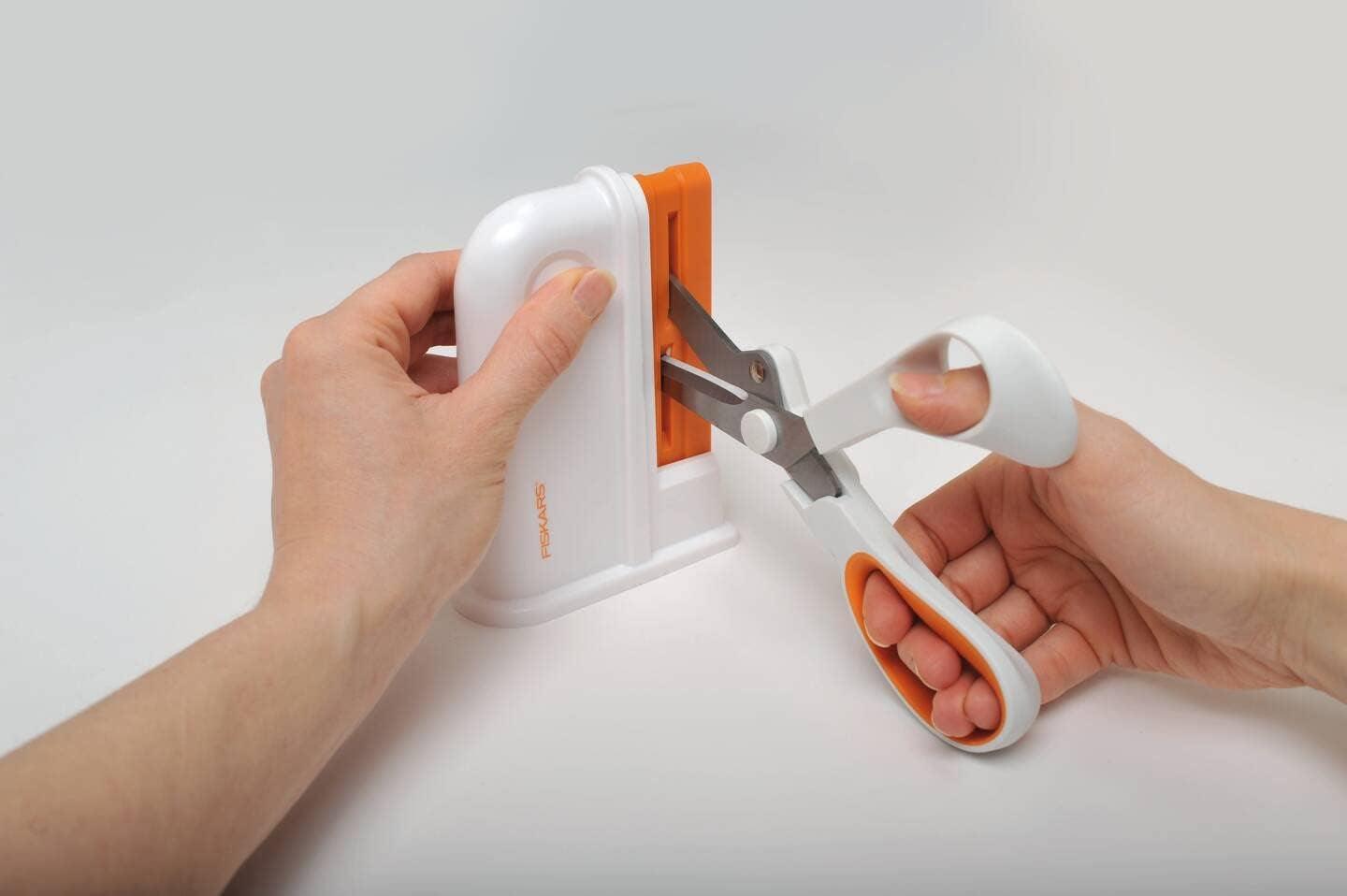1020499 Scissors Sharpener, 9 X 4 X 13.8 Cm, White/Orange