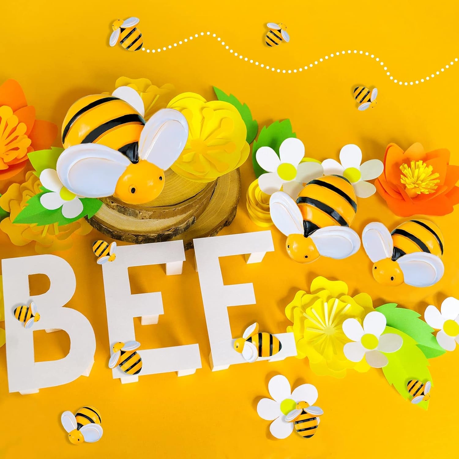 100 Pieces Tiny Resin Bees Ornaments Decor 0.98 Inch, 0.74 Inch, 0.55 Inch Tiny Bees for Crafts Flatback Bee Shaped Embellishments Bee Charms Bees for Wreath Party Home Decoration (Bee)
