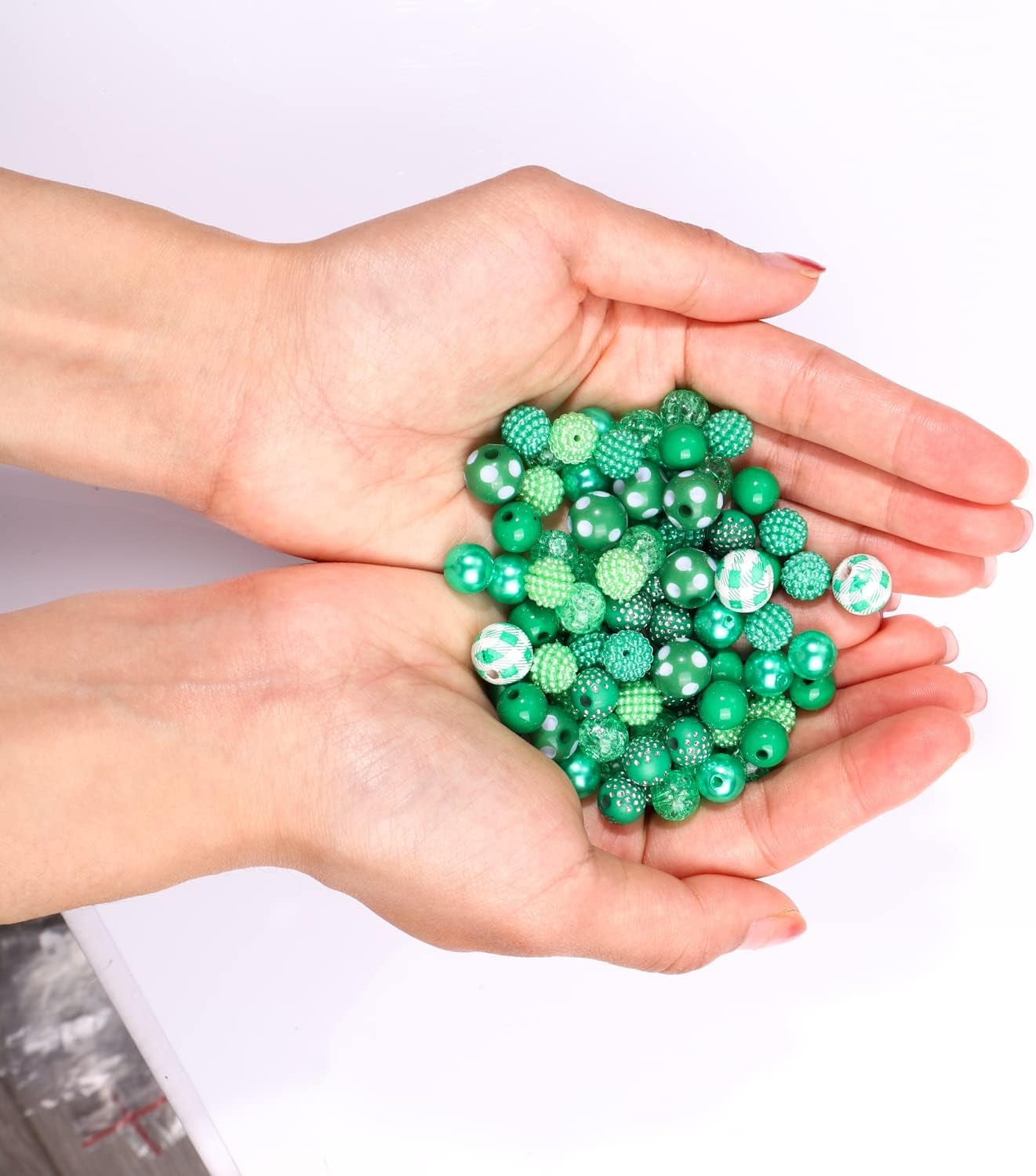 2566PCS+ St. Patrick&#39;S Day Beads for Jewelry Making Green Heishi Pearl Star Letter Clay Wooden Irish round Loose Beads with Enamel Luck Shamrock Hat Pendants for DIY Necklace Bracelets Making Kit