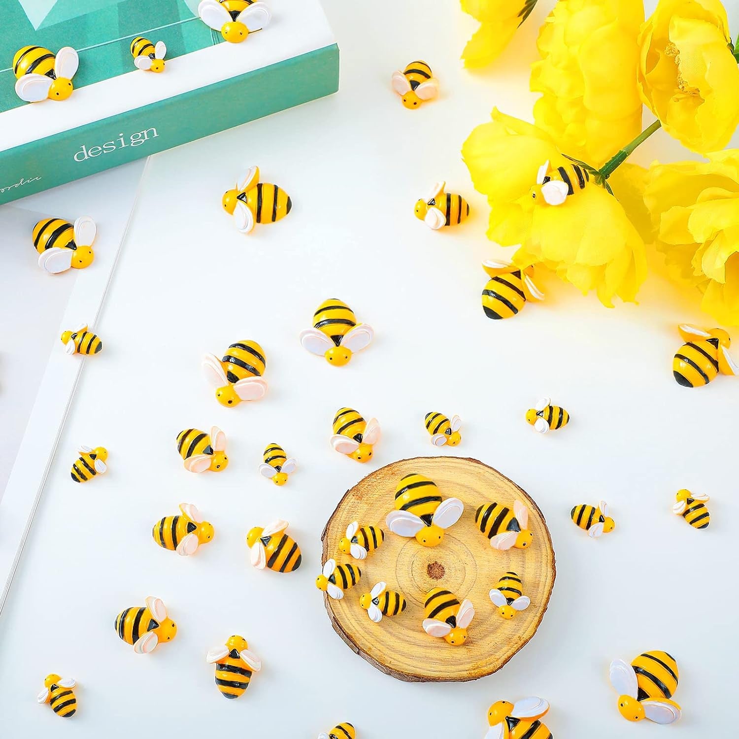 100 Pieces Tiny Resin Bees Ornaments Decor 0.98 Inch, 0.74 Inch, 0.55 Inch Tiny Bees for Crafts Flatback Bee Shaped Embellishments Bee Charms Bees for Wreath Party Home Decoration (Bee)