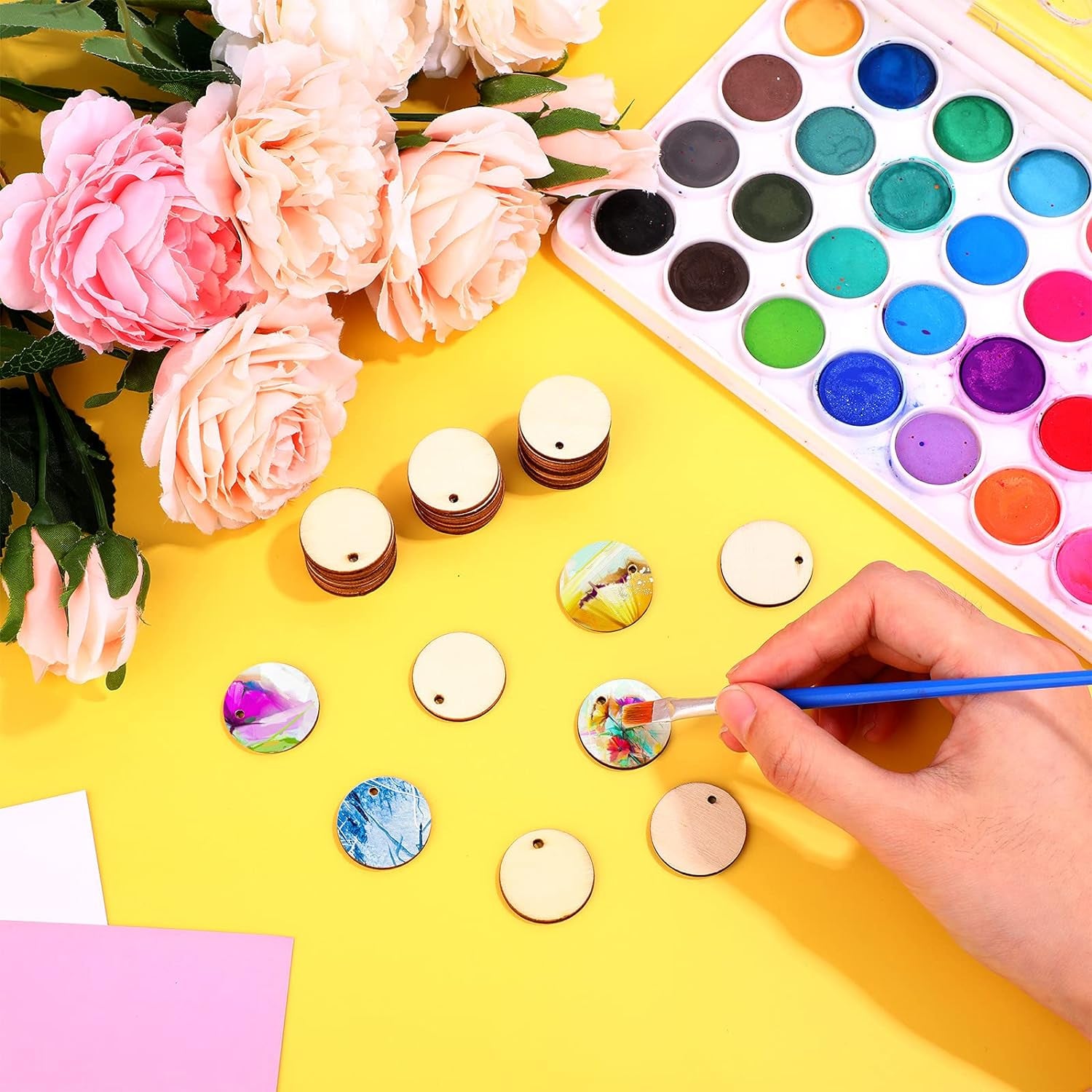 200 Pieces Unfinished Blank Wood Circle Pendants round Disc Circle Wood Pieces round Wooden Disk with Hole Small Wooden Pendant for Craft Decoration Embellishment (Diameter 1 Inch, Aperture 0.08 Inch)