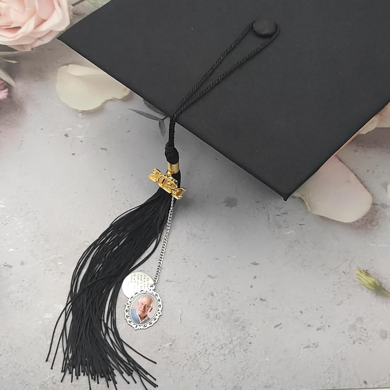 Graduation Memorial Photo Charm, Tassel Memorial Charm Graduation Decorations Class of 2024, DIY Memory Mortarboard Pendants for Graduation Cap