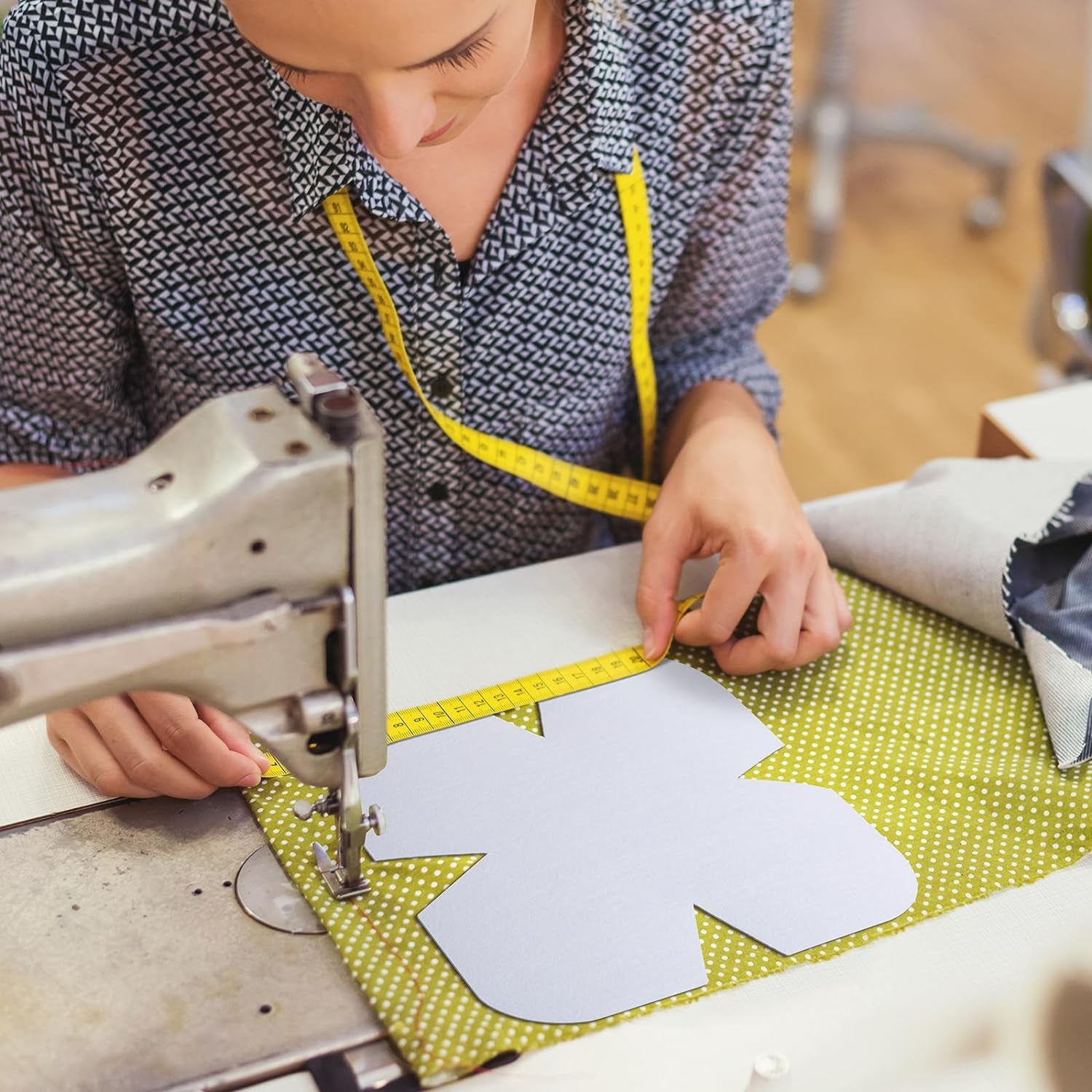 24 Pcs Cozy Pre Cut Batting Microwave Quilt Batting Fabric Batting for Quilting Bowl Cozy Pattern Template Bowl Wrap Cut on Fold Template for Sewing DIY,9.84 X 9.84 Inch, 7.8 X 7.8 Inch