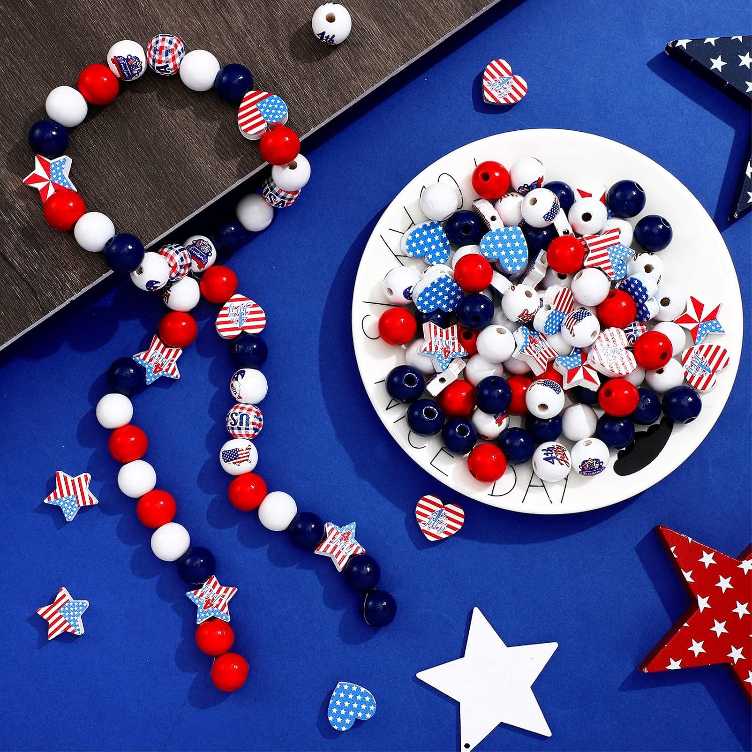 200 Pcs 4Th of July Wood Beads Patriotic Independence Day Wooden Beads America Flag Star Heart round Blue Red Beads Us Memorial Day Beads for DIY Jewelry Garland Necklaces Tiered Tray Decor