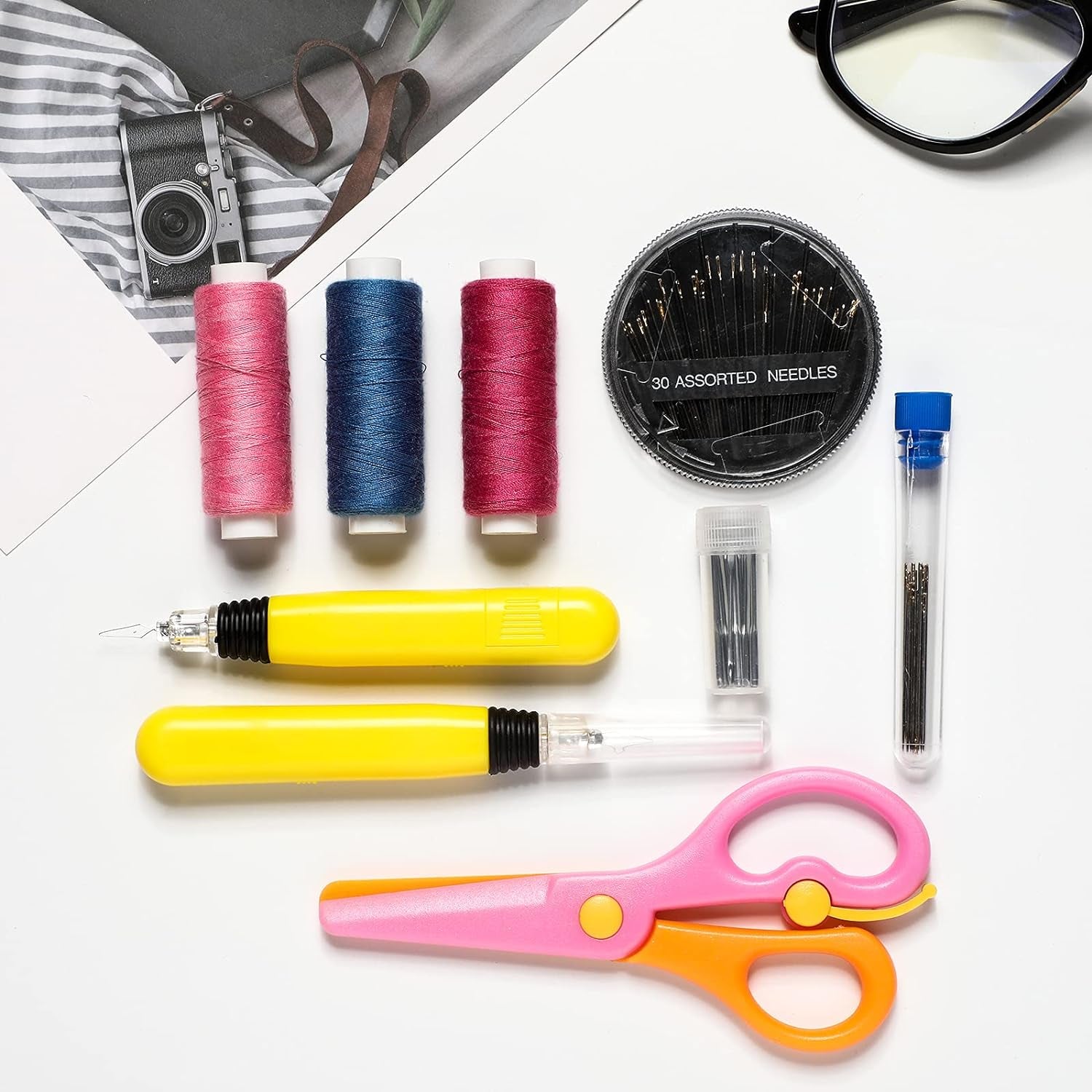 LED Needle Threader Sewing Tools Lighted Plastic Wire Loop DIY Needle Threader Hand Machine Sewing Tool for Sewing Crafting (2 Pieces)