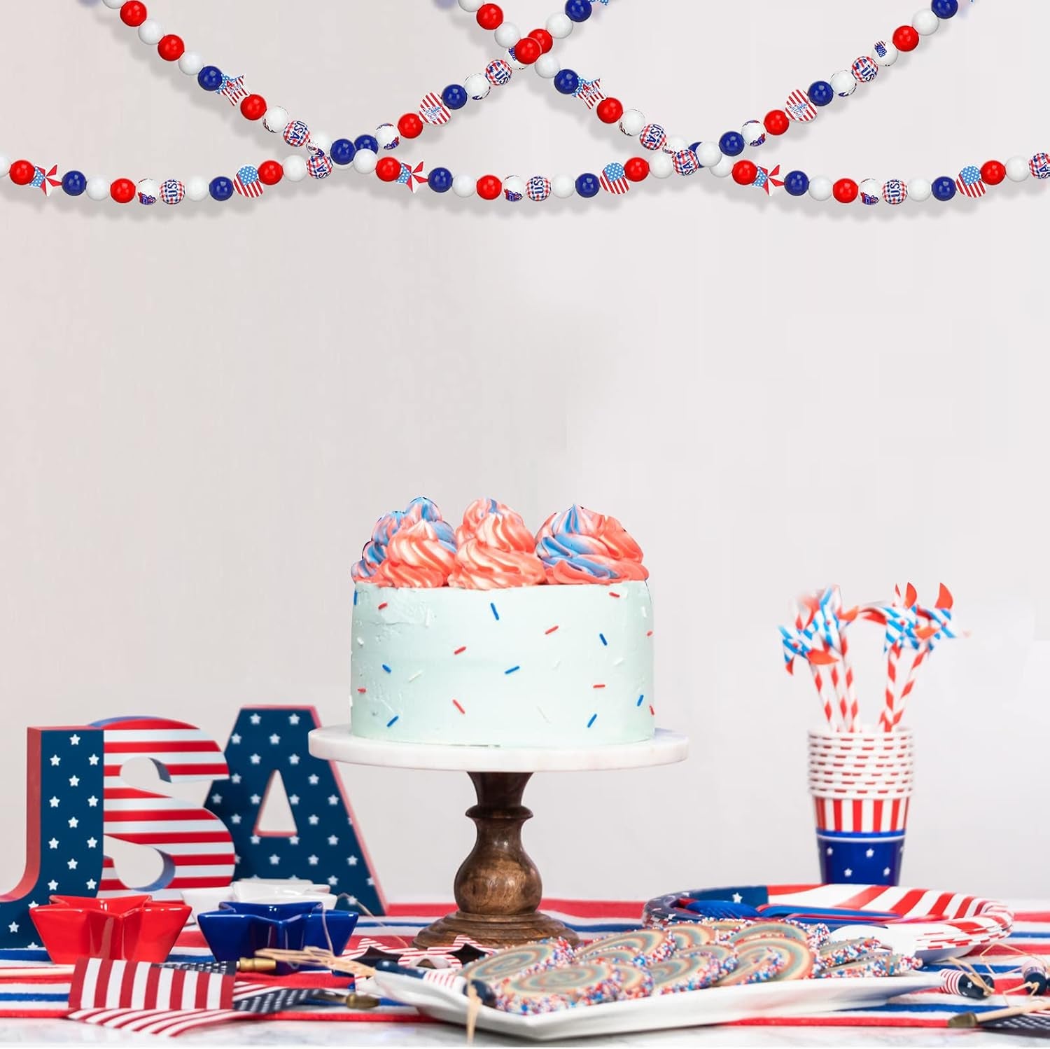 200 Pcs 4Th of July Wood Beads Patriotic Independence Day Wooden Beads America Flag Star Heart round Blue Red Beads Us Memorial Day Beads for DIY Jewelry Garland Necklaces Tiered Tray Decor